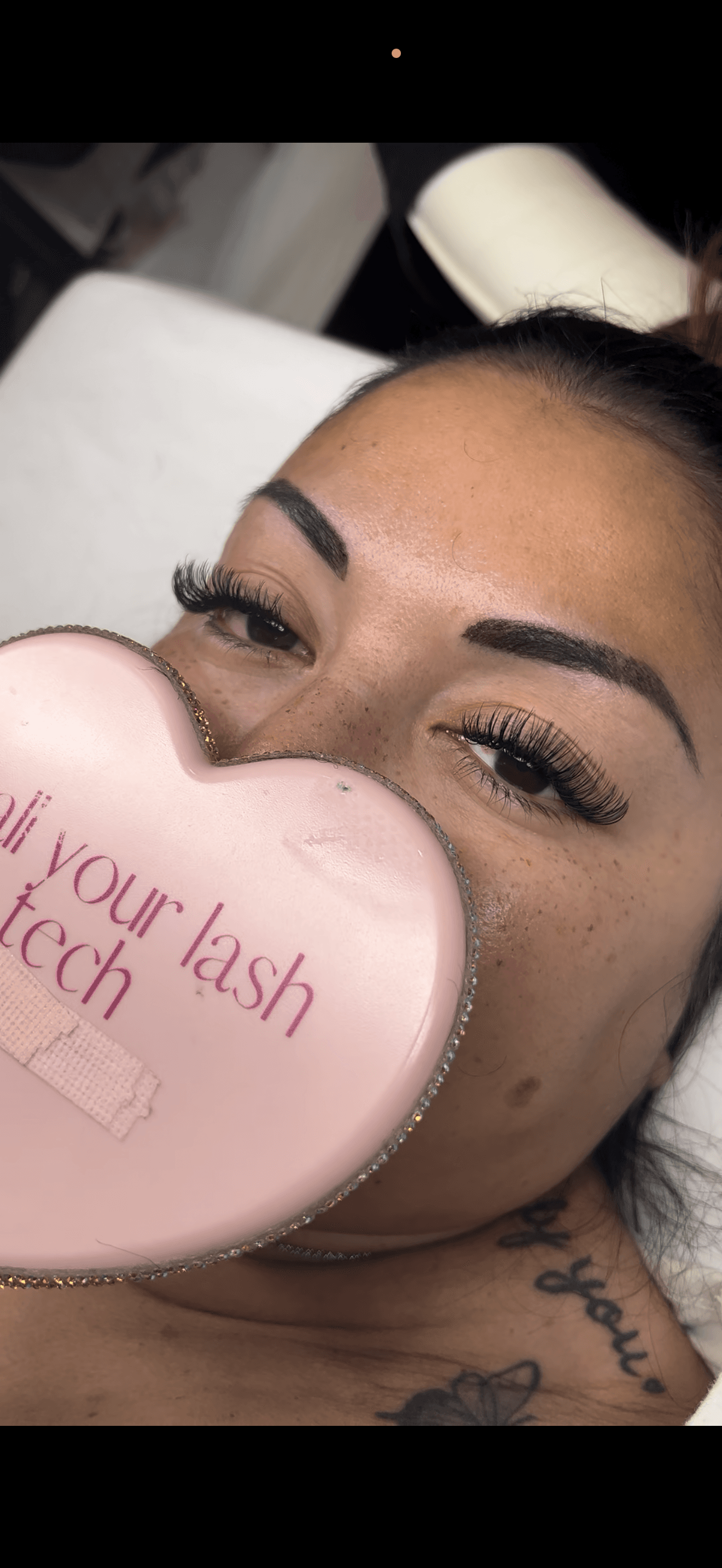 Soft hybrid lash set with textured, wispy finish